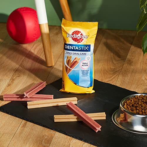 Pedigree DentaStix - Daily Dental chews for medium Dogs (10-25 kg), 28 Pedigree Dentastix sticks (Pack of 4)
